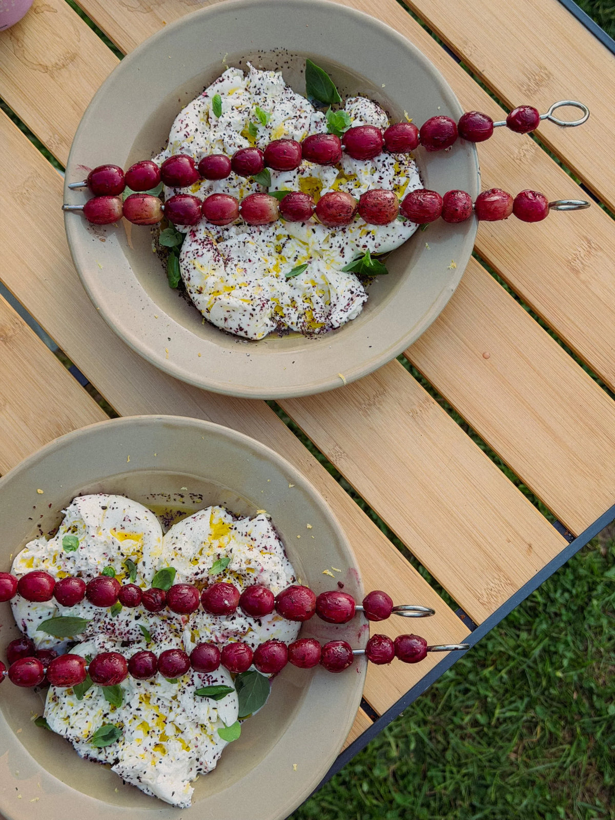 Op de rooster: Blauwe druiven met burrata, munt en basilicum