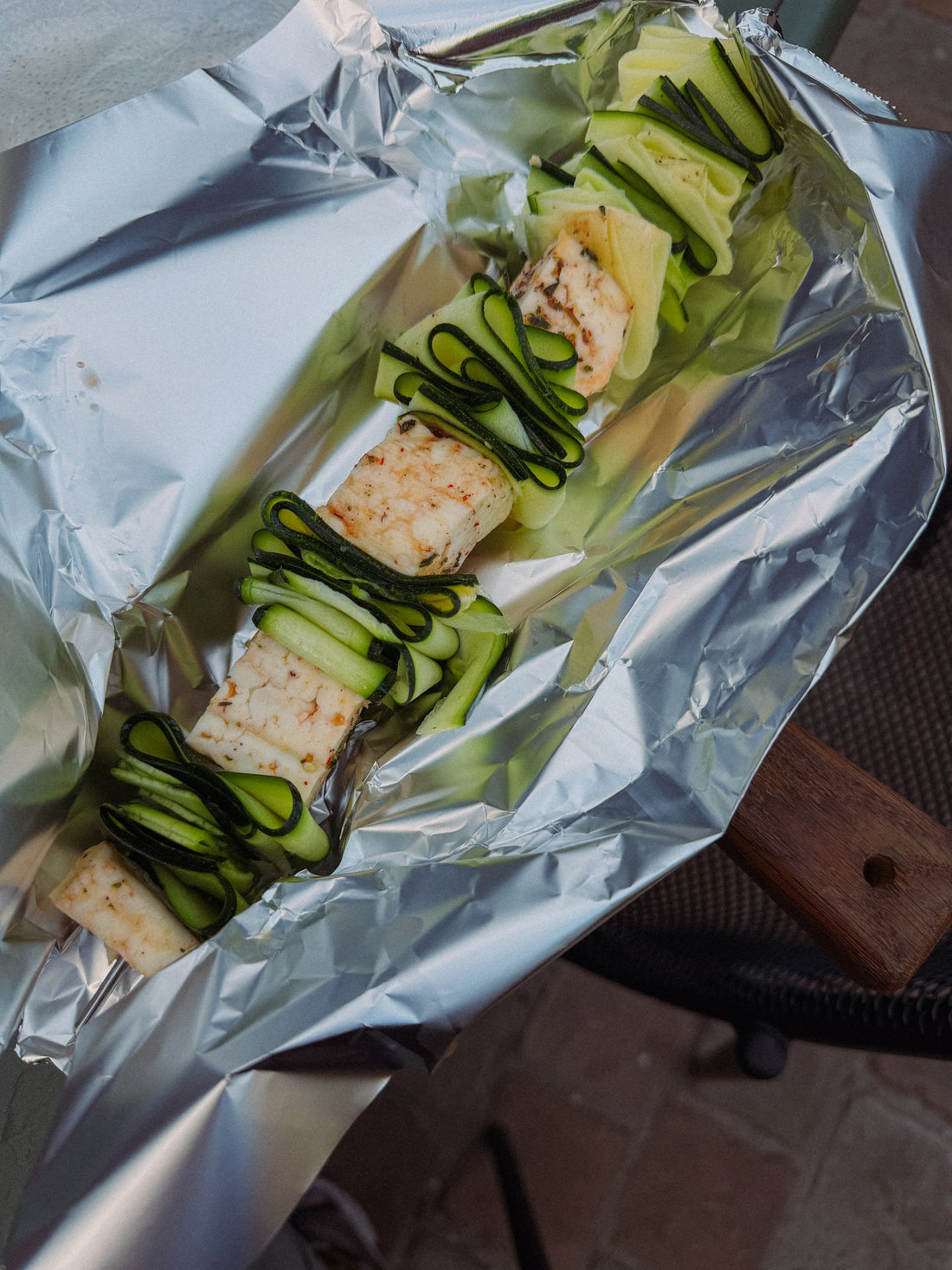 Op de rooster: Halloumi courgette spiesjes met honing-harissadressing en limoen