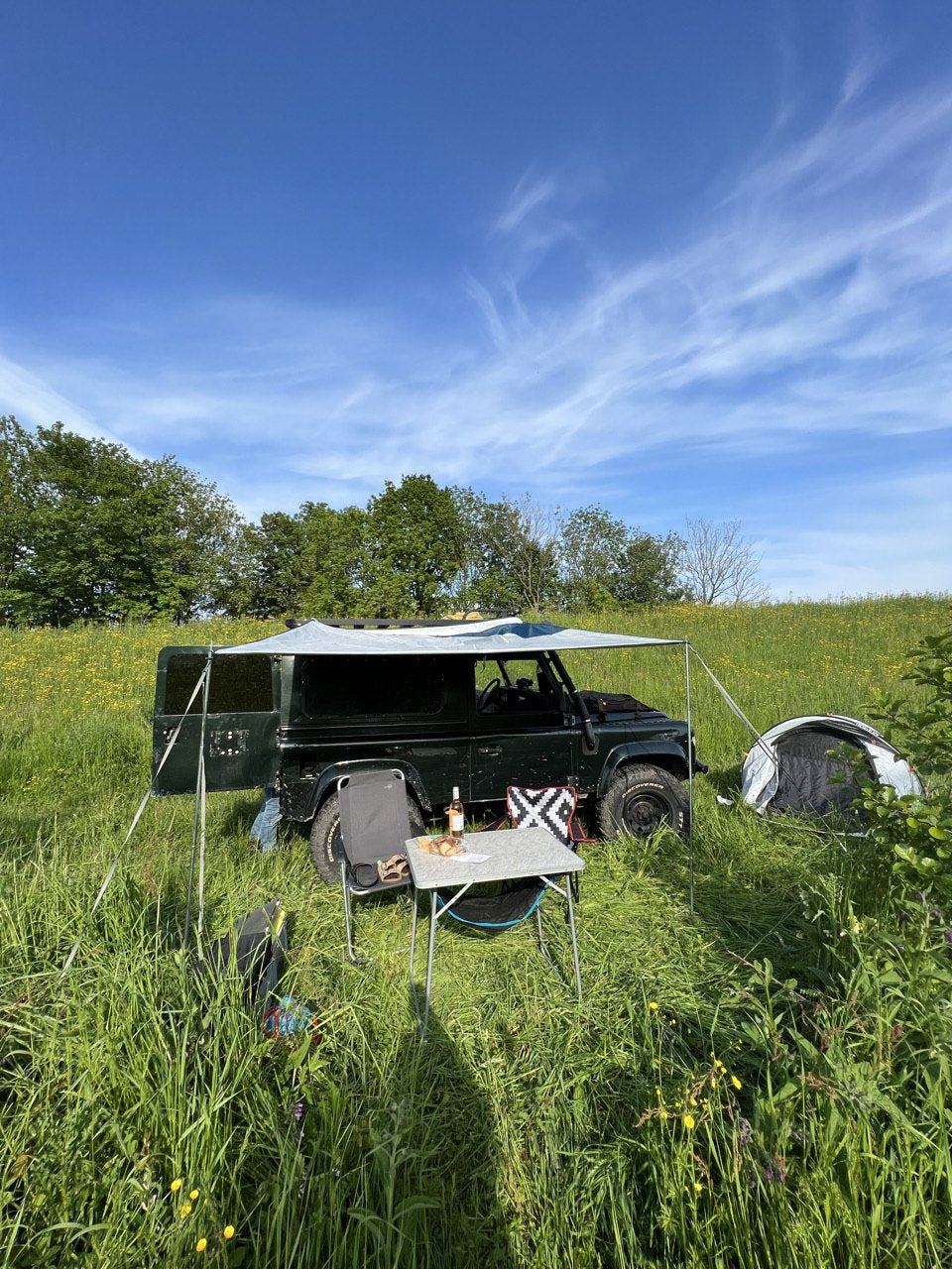George, onze Defender, op een grasdijk in de Biesbosch