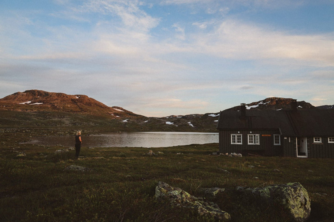Een hut aan een meer op Hardangervidda in Noorwegen